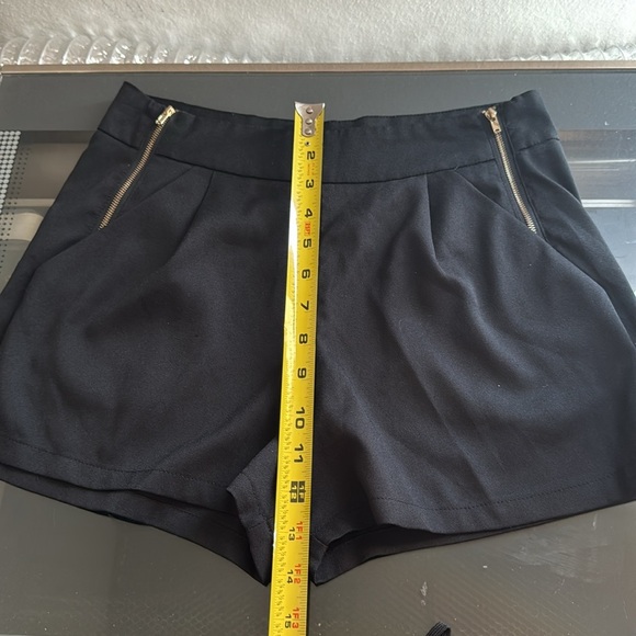 Black shorts - Picture 5 of 9